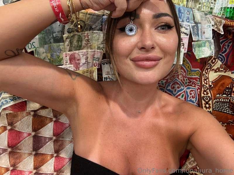 Made myself a cute little pendant to match my eyes and now I..