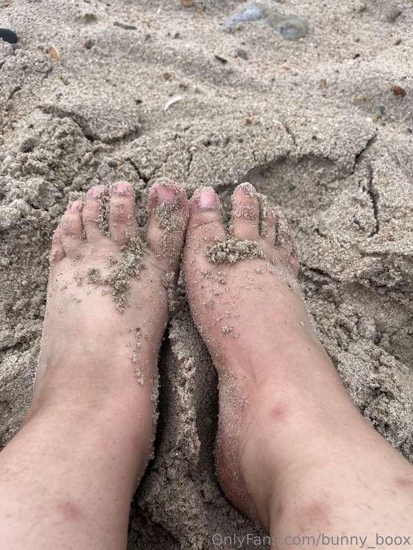 enjoyed putting my feet in the sand yesterday 🏖️