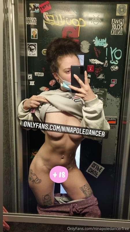 Full nude in the elevator 😳