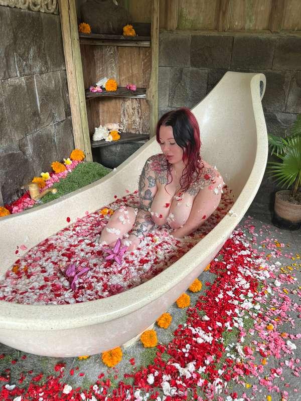 Princess in her flower bath 🌸🌼🌺