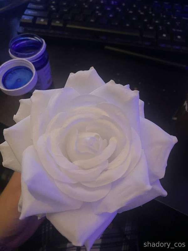 I also couldn’t find blue roses and had to hand paint the wh..