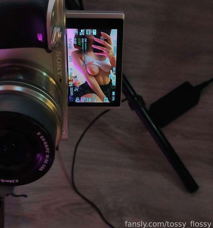 ooo i'm so upset
I made content, including custom photos, and all for nothing!😭
I prefer to record videos and just pose, sometimes rearranging the camera. It's more convenient than a timer. But I did not check and it turned out that all the videos are of terrible quality🤯🤬
I'll have to do it all over again😭

#tits #glasses #student #redhead #teen #cute #hot #natural #naughty #gfe #nextdoor #fyp 