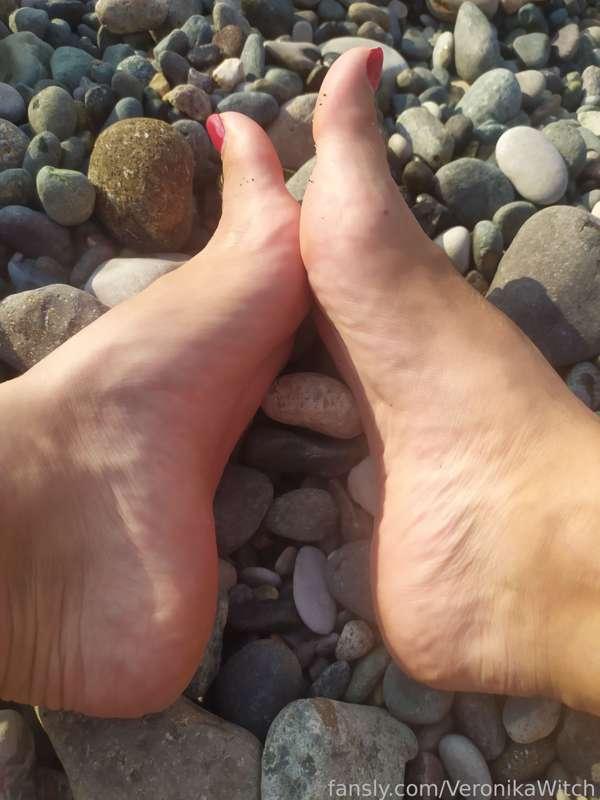 Sunshine on my feet 🦶

#feet #feetfetish #barefeet #toes  #cutetoes #soles #sole #feetworship #feetpics #longhair #greneyes #darkhair #brunette #slim #petite #skinny #fit