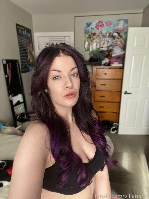 Some no makeup, fluffy hair, just out of bed selfies in my undies 🥰 I look so pretty in the morning with the sun shining in through the blinds ✨

#fyp #nomakeup #goth #gothgirl #alternative #altgirl #bralette #curlyhair #purplehair #natural #cleavage #tattoos