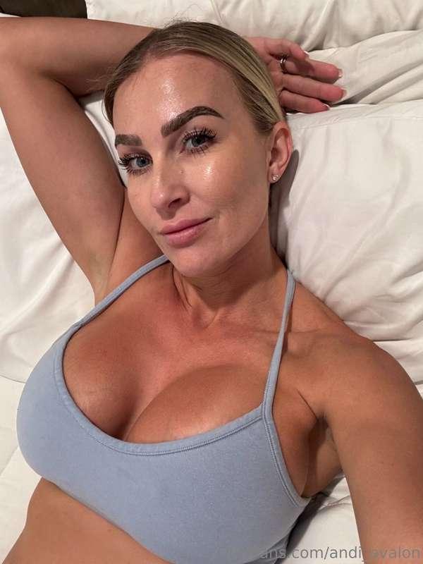 It’s Saturday, I’m in bed wearing almost nothing… 😏 the kind..
