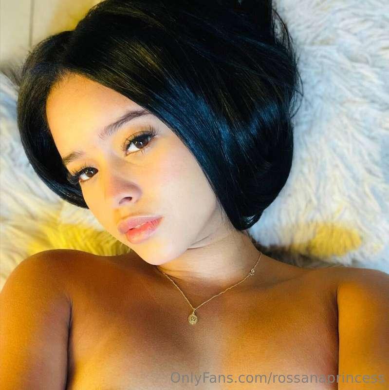 No makeup, just relaxing for today 😌✨