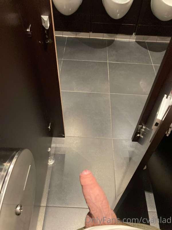 Awaiting a hand 😝