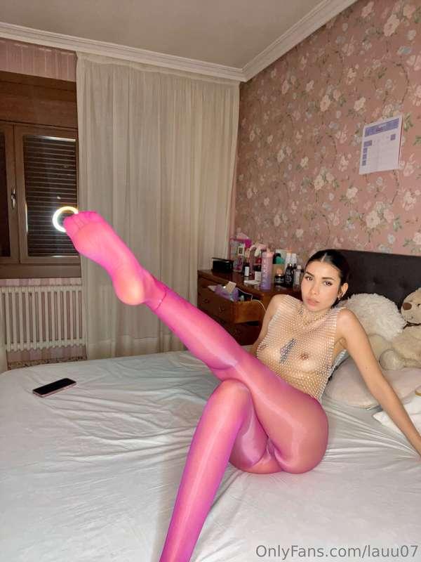 I know you like pink pantyhose, do you want to feel them?