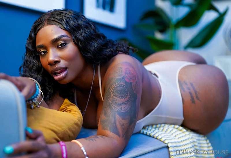 Lyric Sky = Supermodel Looks, Savage in Bed💦She took every i..