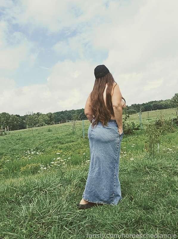 Walking out in the pasture is relaxing.

#farm #farmwife #topless #tits #longhair #jeanskirt #skirt #ohio #outdoors #outdoornudity