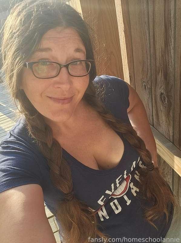 It's a beautiful day today. 

#cleavage #outdoors #braids #glasses #milf #pawg #housewifwife 