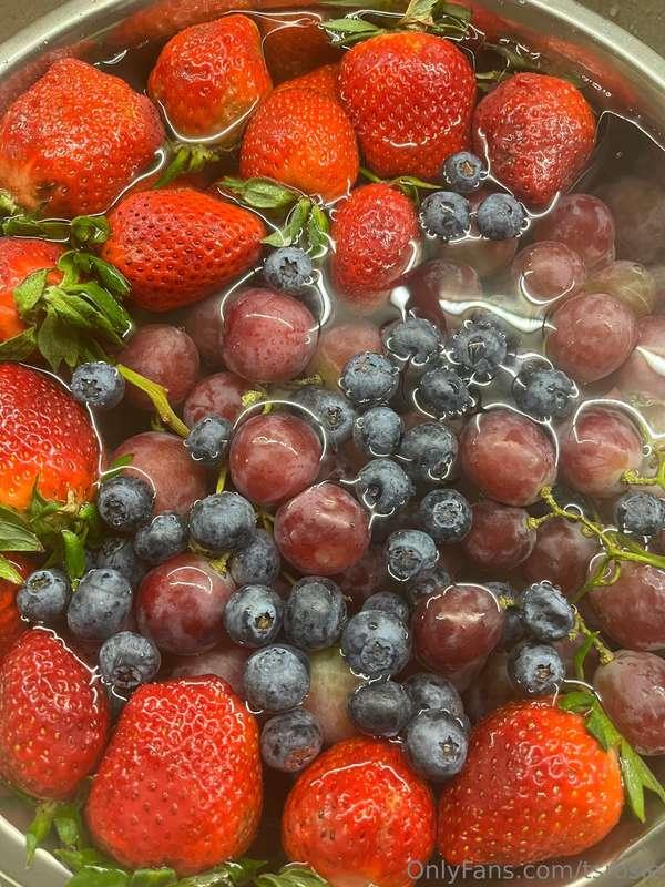Today I told myself my body deserves the best. Juicy berries..