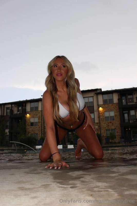 Check out my girl! Busty blonde waiting to chat💋Also her VIP..