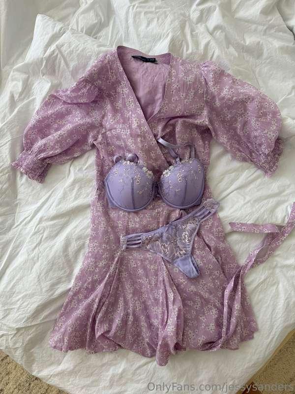 Trying out a new dress ✨ Do you think the color fits me?