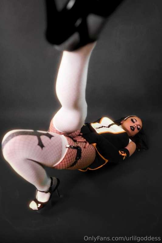 Be a good boy and take off my shoes and suck my toes ✝