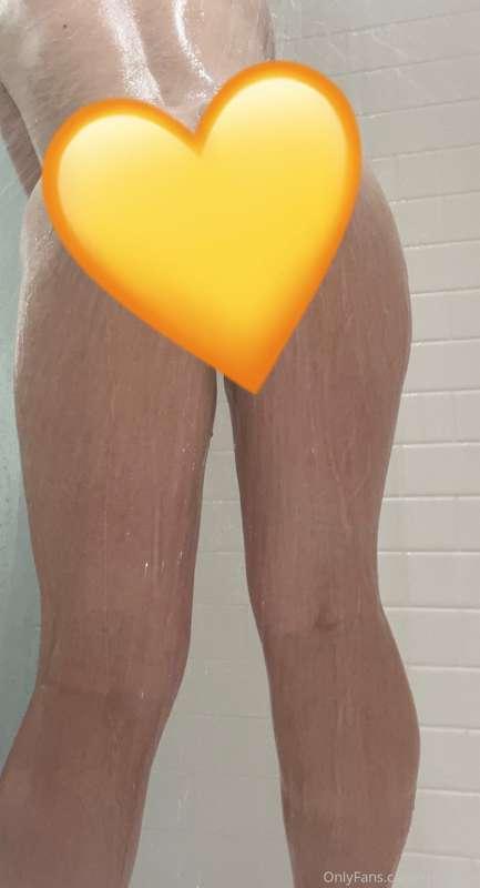 Catch me wet and unfiltered in your dms 😘💦