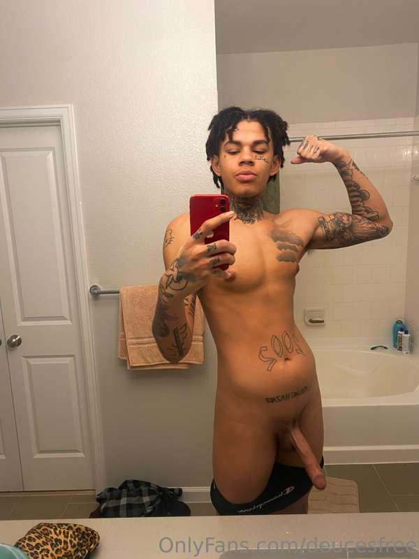Happy New Year🥳🎉 my paid onlyfans is 60% off until 7:00 p.m...