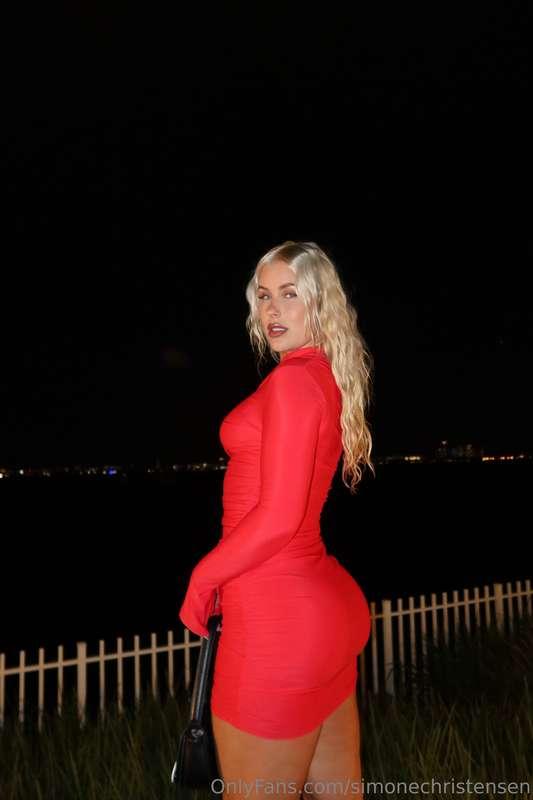 What do we think of this red dress? 🥰