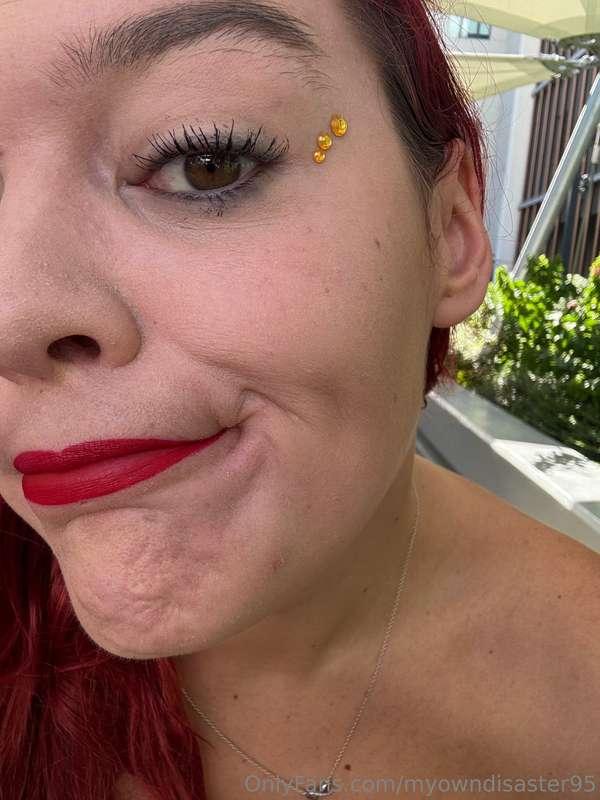 Me parece que esta base de maquillaje es muy blanca🥲