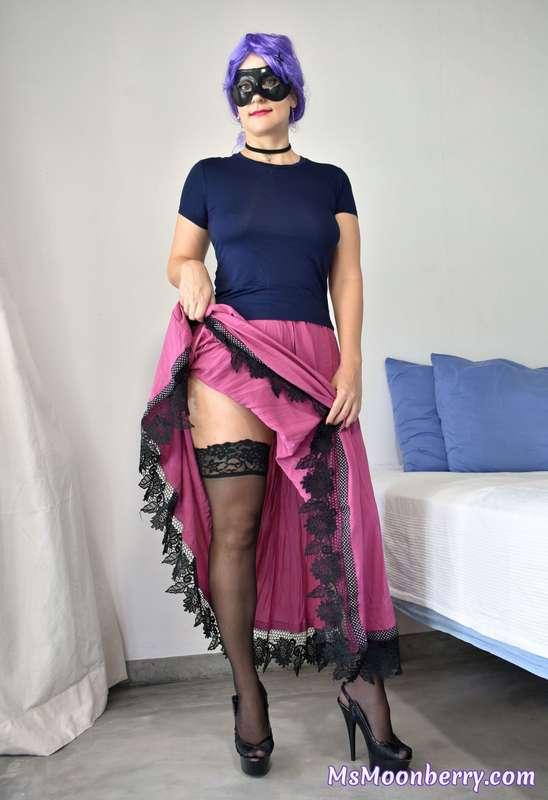 [20 PREMIUM PHOTOS - FULL PHOTOSET]Check out what is hiding ..