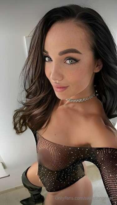 Hey, this hot girl @brittany_y make you the happiest😍💦 Come ..