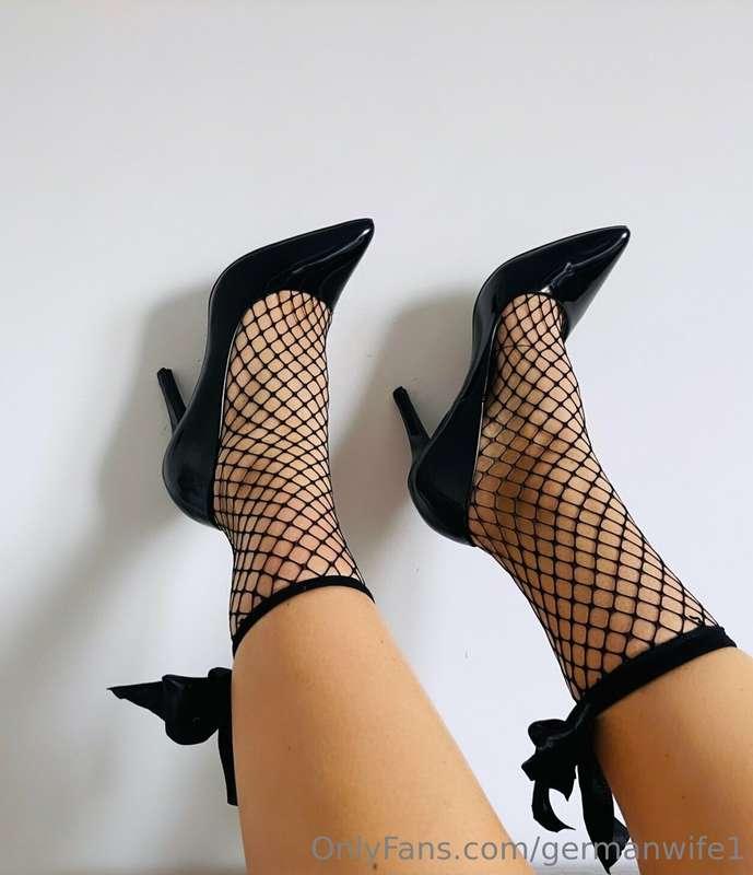 Happy Friday 🔥🖤👠.  Schleifen 🎀 haben immer sowas braves an s..