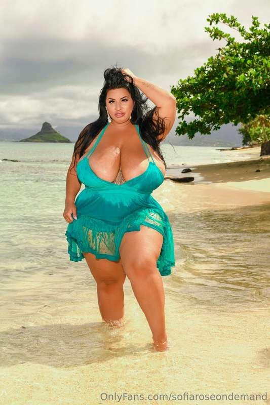 Curves meant for the beach 👙