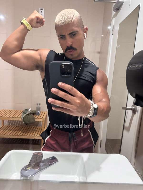 Showing off my pits 🇧🇷 Sovaco suado e gostoso