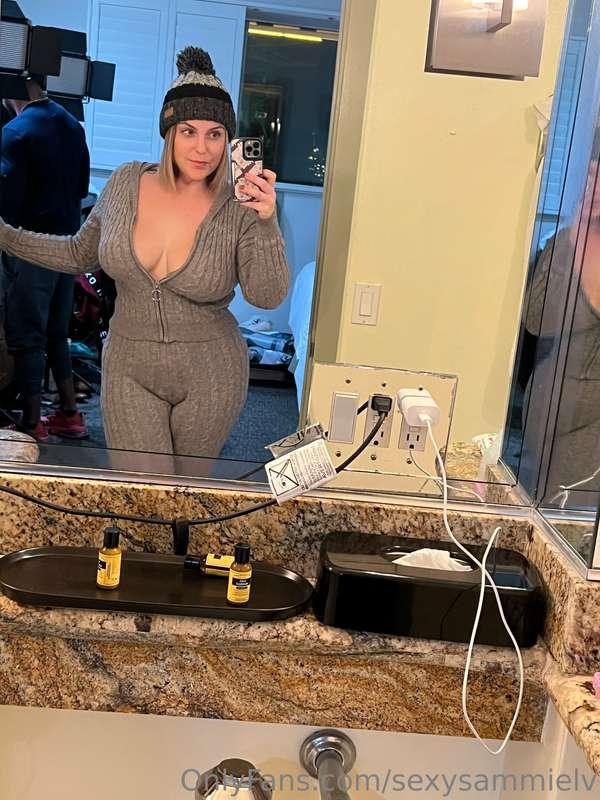 Do you like my outfit? 🍑
