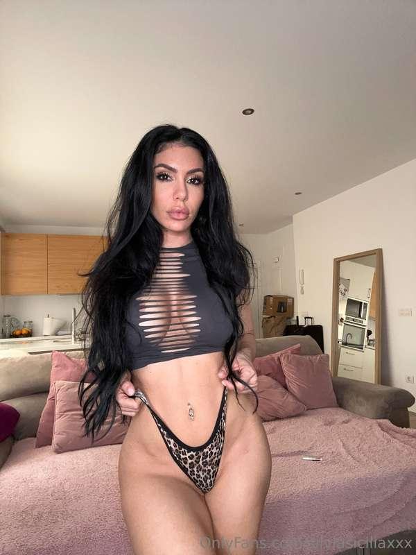 Do you want to see more of my ass or my tits? 🔥🍑