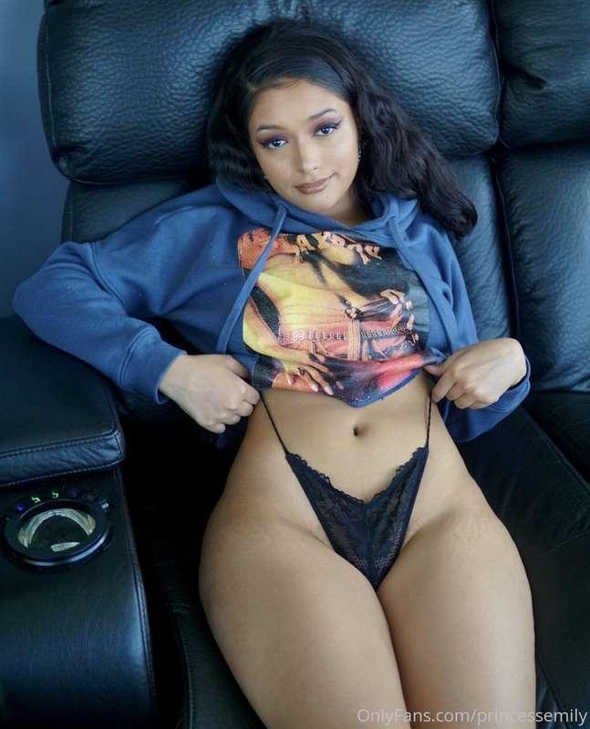 Quarantine & chill? 🥺 👉🏽👈🏽  •Photographer: @recklesscreativ ..
