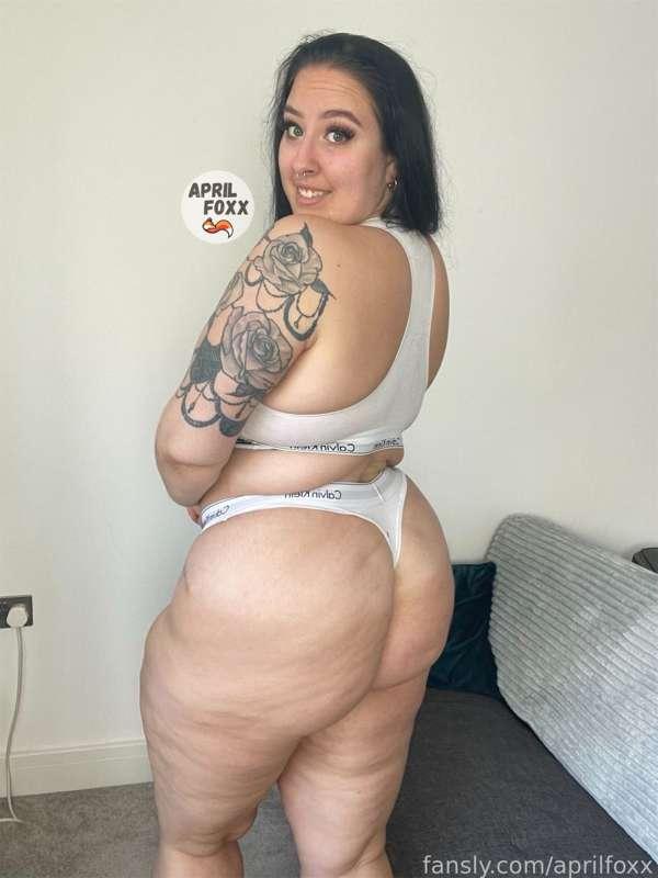 Love how big my ass is😈