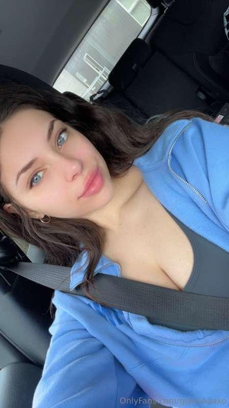a bit of cleavage wont hurt 🤭