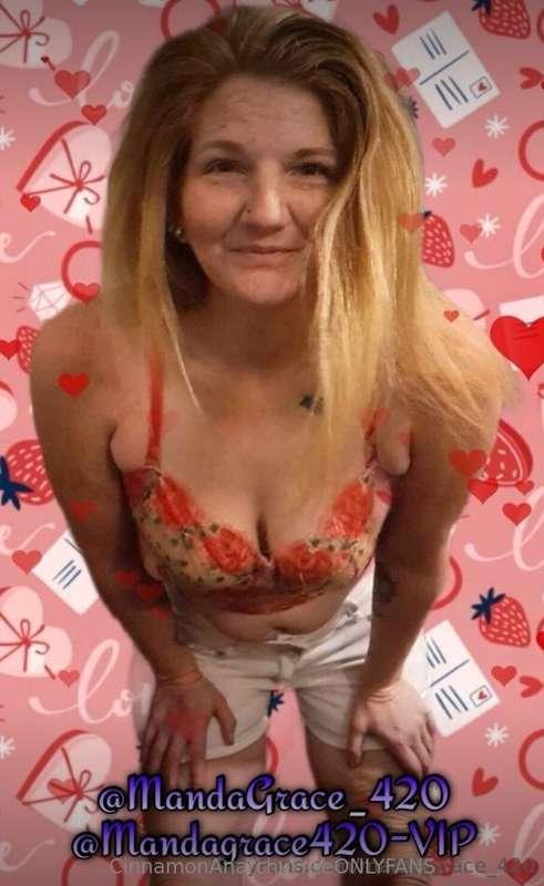 Just a woman that loves her imperfect body with a fun freaky..