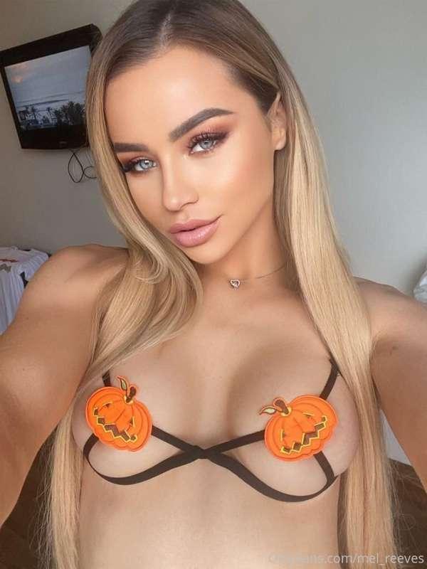 Happy Halloween! What do you think of my new outfit? More in..