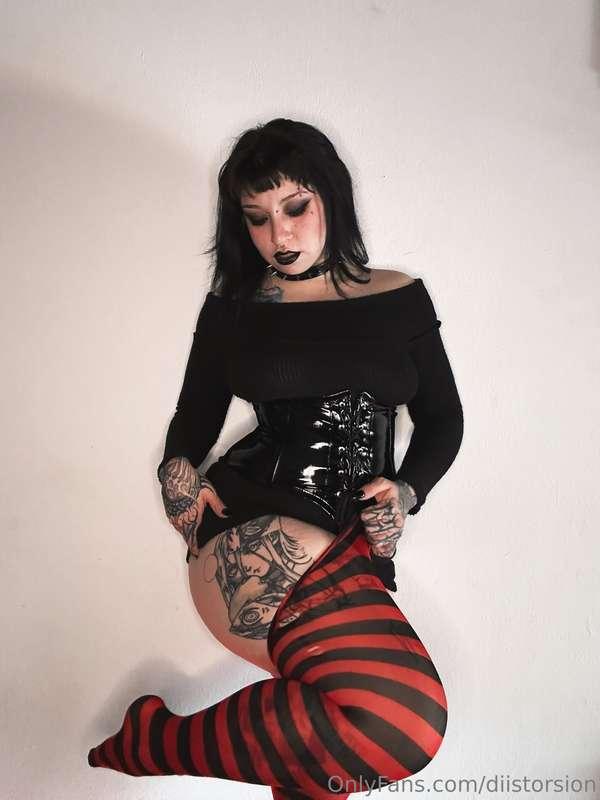 Your favorite big ass goth 🖤✨