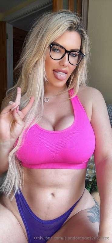 pink makes my tits pop 👀