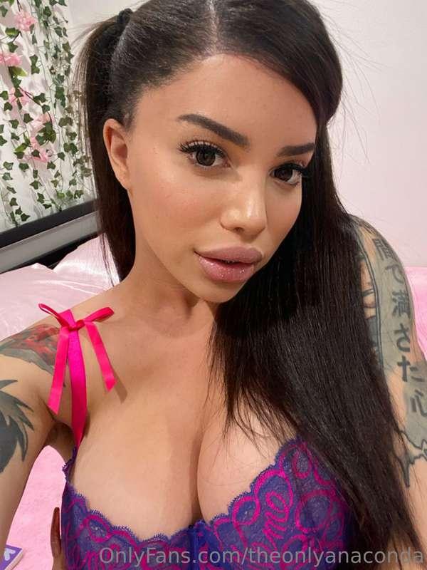 Just a little tease to mess with your focus... purple bra ab..