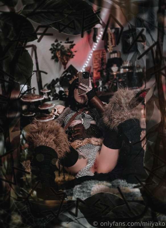 Will you share the bed with your Jarl tonight?⚔️🪵