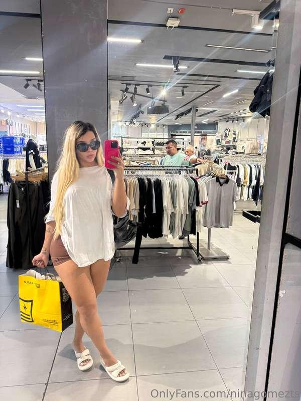 I don’t bite… unless you beg 🧸🍓