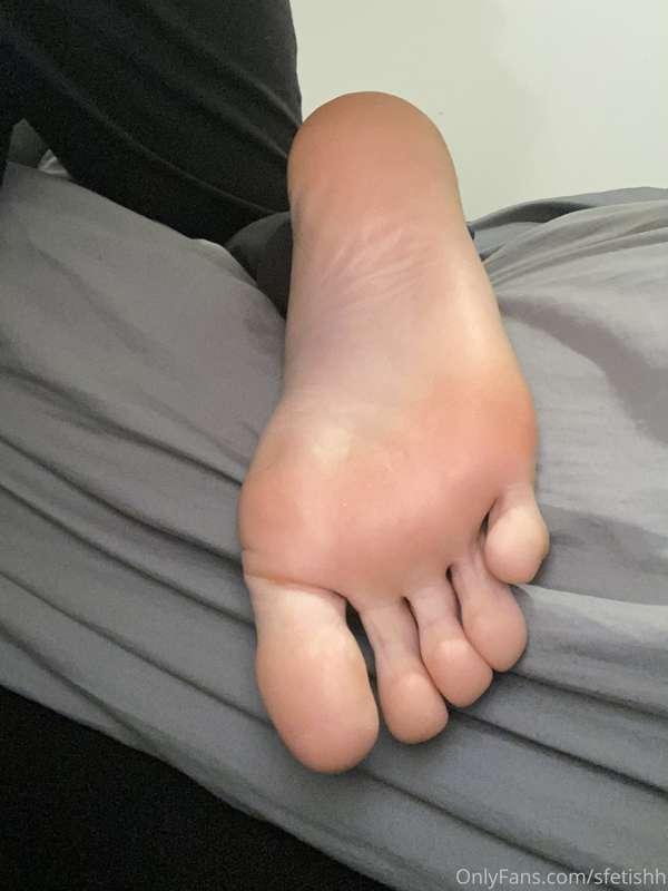 Suck my toes. 😏👅👣