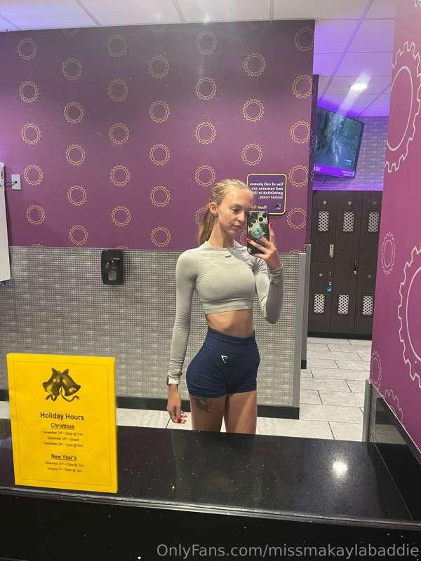 Small waist and tight ass😉