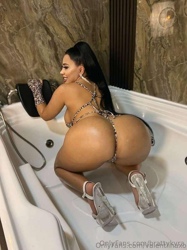 🎁Free subscription🎁 This gorgeous @valentiinaxo with huge fo..