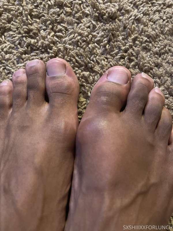 I broke my big toe yesterday y’all. And lemme tell ya that b..