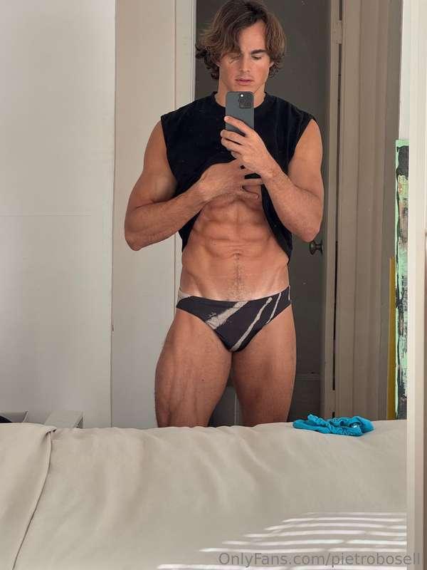 Legs looking good in my new speedo 🤭 happy Monday everyone! ..