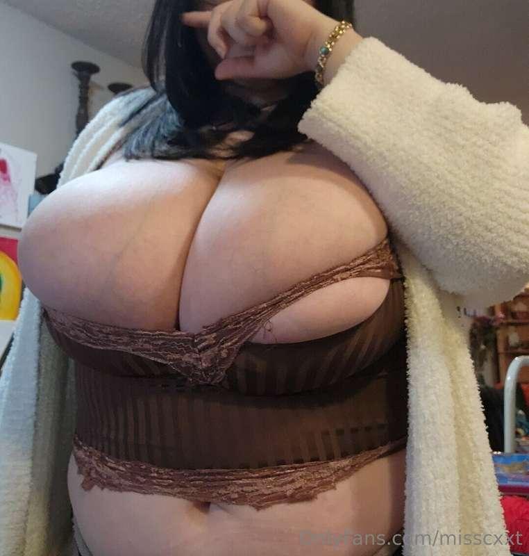 There just so full I ripped my tank top 😳