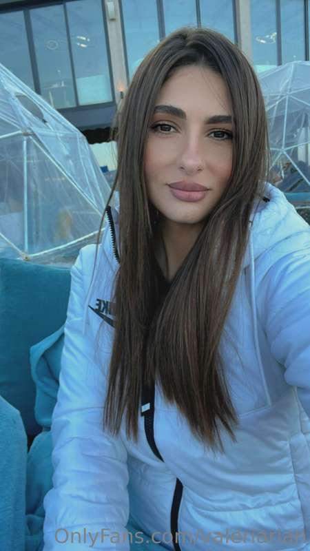 🍷🌿 Time to unwind and enjoy some wine! 🌿🍷  🍇🍾 Do you love wi..