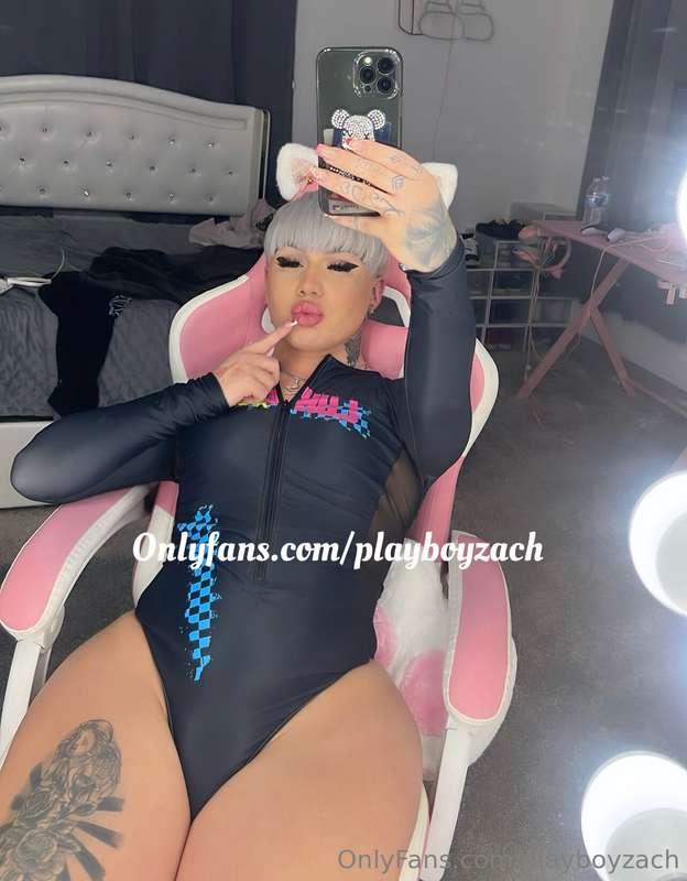 Do you like my outfit? 🥰