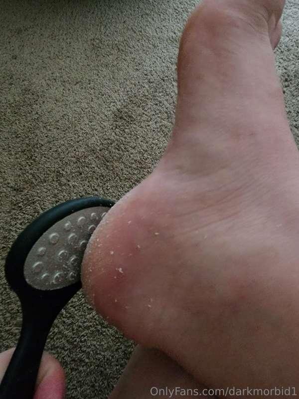 Anyone like little foot flakes 🤔. These feet always need a g..