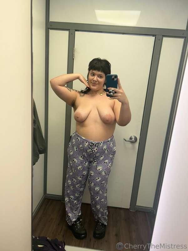 Y’all I tried some cute ass Halloween PJs in a dressing room..